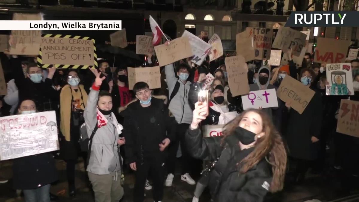 Protesty kobiet przed polskimi ambasadami w Europie przeciwko zaostrzaniu prawa aborcyjnego