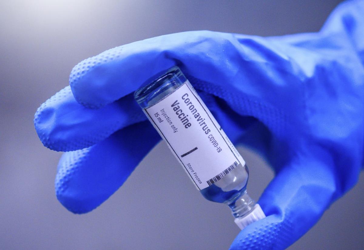 Ludzie powinni otrzymać zapłatę za zaszczepienie się przeciwko COVID-19 - twierdzi profesor z Oksfordu