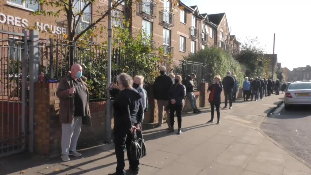 Ogromne kolejki do punktów wymazowych w Liverpoolu. Chcą przebadać całą populację miasta