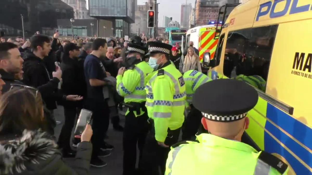 Zamieszki w Liverpoolu podczas protestów przeciwko obostrzeniom w związku z koronawirusem