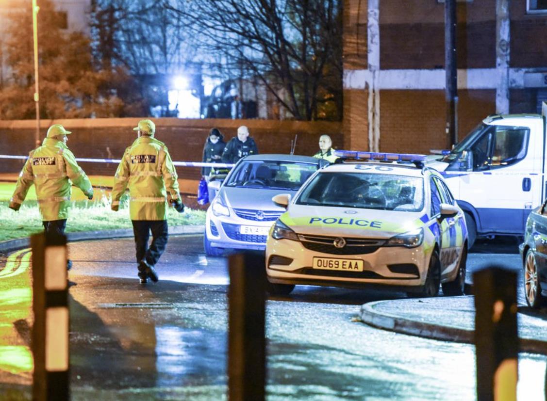 Dwóch mężczyzn dźgniętych nożem na stacji kolejowej w West Bromwich