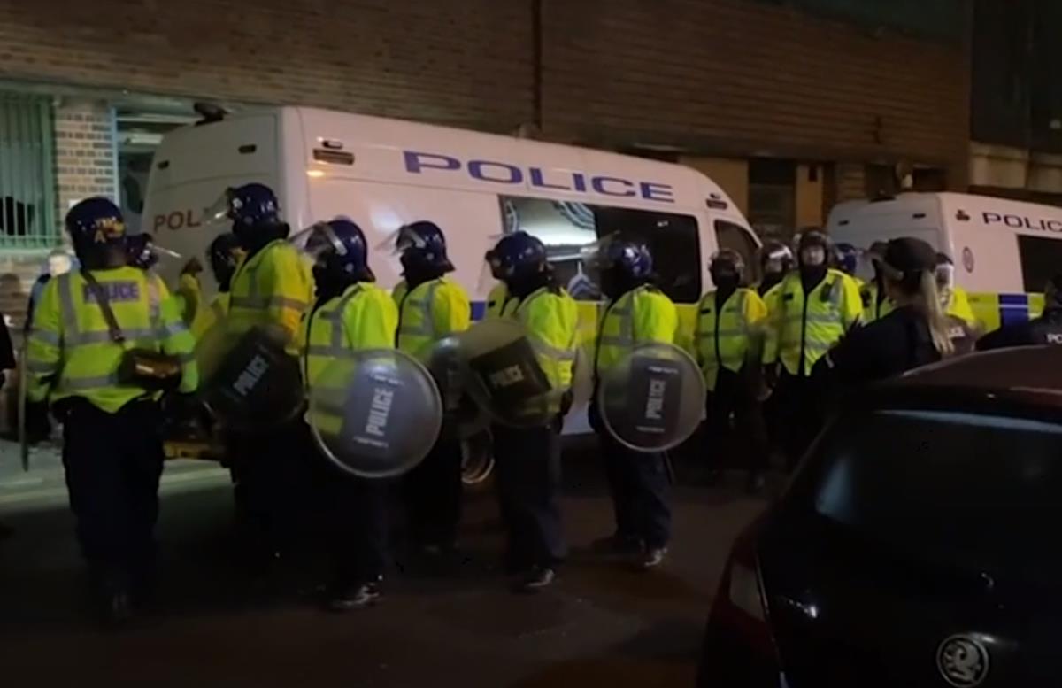 Brytyjczycy ignorują restrykcje – policja rozbija coraz więcej nielegalnych imprez