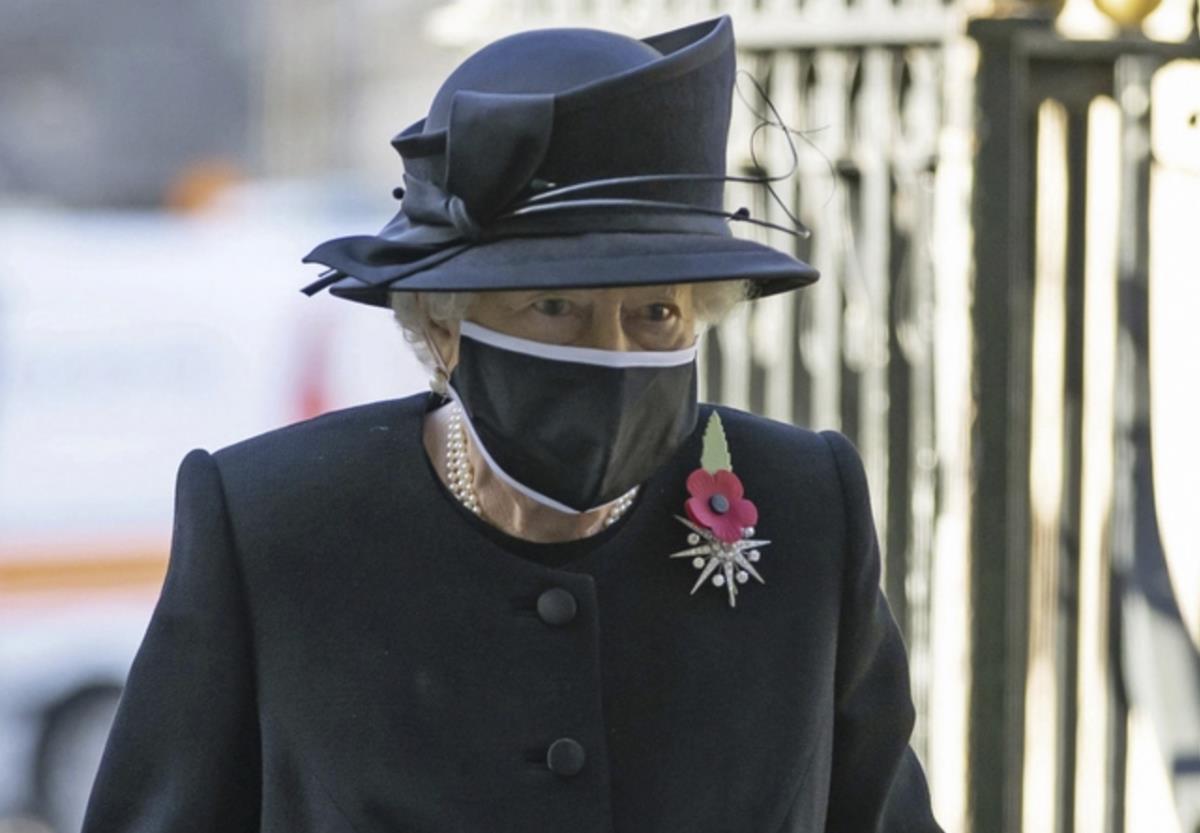 Królowa Elżbieta II jako jedna z pierwszych zaszczepi się przeciw koronawirusowi