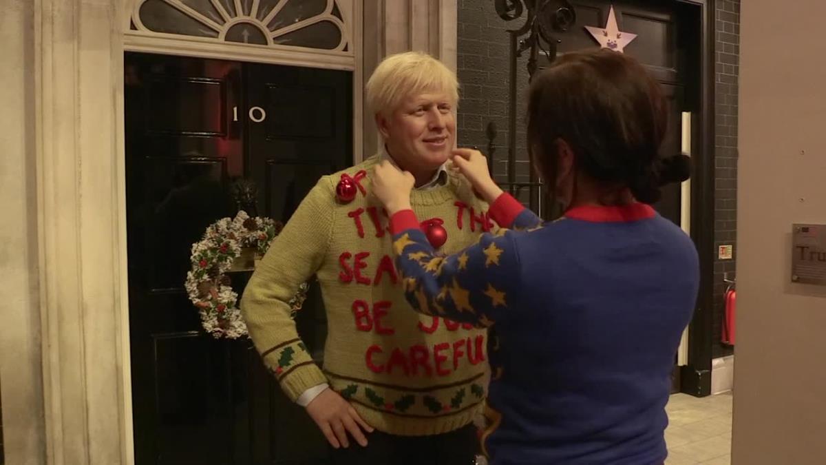 Boris Johnson w świątecznym swetrze nową atrakcją Muzeum Figur Woskowych Madame Tussaud w Londynie