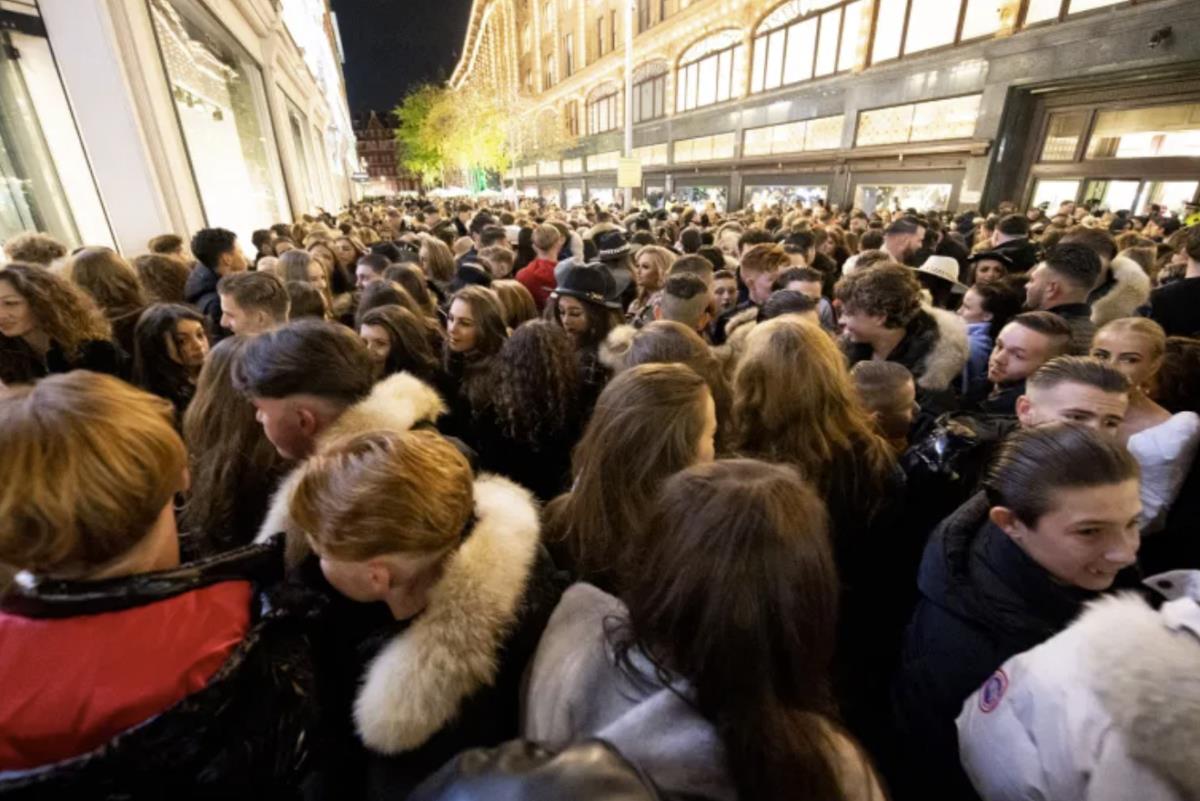 Setki młodych ludzi bez masek próbowało wejść do sklepu Harrodsa. 4 osoby aresztowane