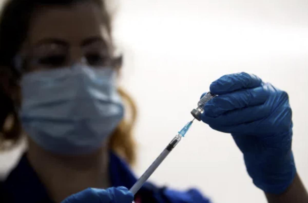 Alergicy nie powinni przyjmować szczepionki przeciw Covid-19. U dwóch osób wystąpiły reakcje alergiczne