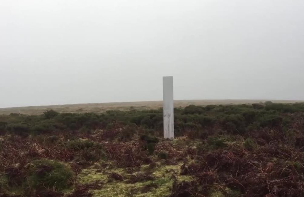 Kolejny metalowy monolit, kolejny raz w Anglii. Znaleziono go w Parku Narodowym Dartmoor