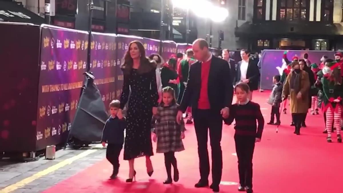 William i Kate z dziećmi na pierwszym wspólnym świątecznym przedstawieniu