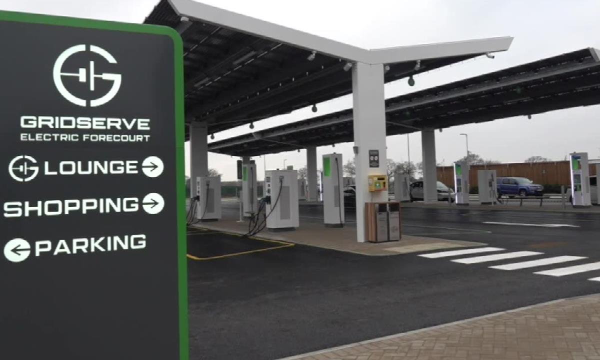 W Anglii powstała pierwsza na świecie stacja przeznaczona wyłącznie do ładowania pojazdów elektrycznych