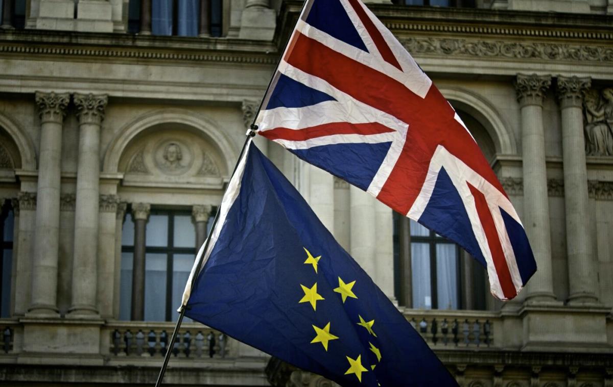 Rząd apeluje do sklepów, aby robiły zapasy na wypadek brexitu bez umowy handlowej