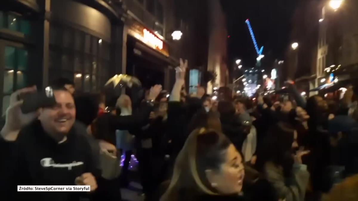 Uliczna impreza w Londynie. Ostatnia noc przed ostrzejszym lockdownem w mieście