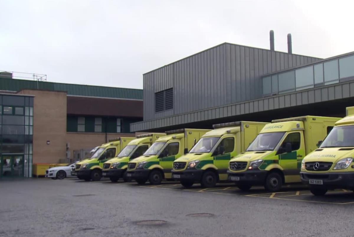 Kolejki karetek przed szpitalem w Irlandii Północnej. Wzrost liczby pacjentów z Covid-19 paraliżuje placówkę