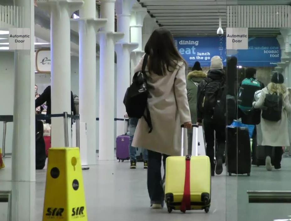 Londyńczycy próbowali opuścić miasto. Tłumy na dworcach