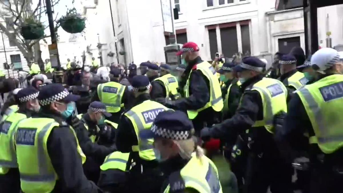 Koronasceptycy starli się z policją w centrum Londynu. Aresztowano co najmniej 27 osób