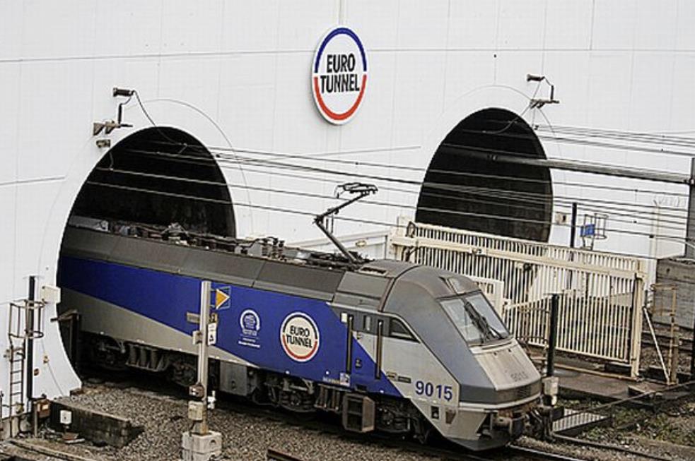 Eurotunel zamknięty, na dworcach tłumy. Polacy nie pojadą na święta do kraju