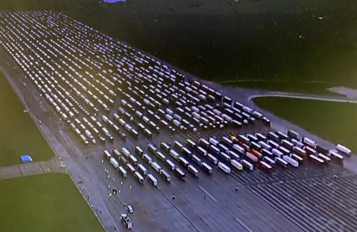 Polski rząd interweniował w sprawie kierowców ciężarówek, którzy utknęli w Dover bez jedzenia i łazienek