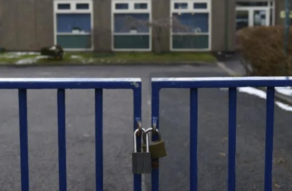 Szkoły mogą zostać zamknięte w styczniu, aby powstrzymać rozprzestrzenianie się  zmutowanego szczepu koronawirusa