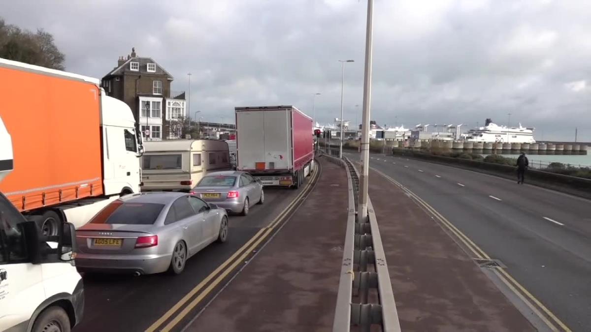Polscy kierowcy ciężarówek utknęli w Dover na święta. Do Dover przyjechało 37 medyków z Polski