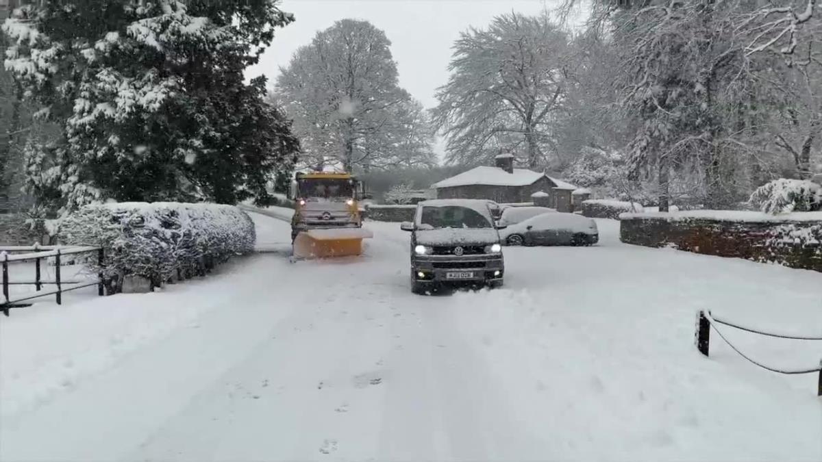 Atak zimy w Wielkiej Brytanii spowodował w niektórych rejonach poważne utrudnienia dla kierowców