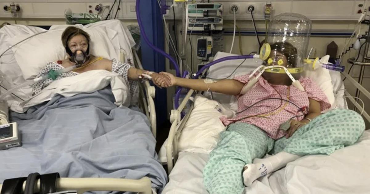 Córka żegna się z matką leżącą obok niej na covidowym oddziale intensywnej terapii