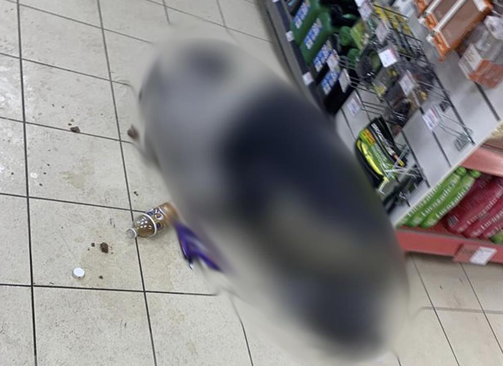 Mężczyzna, który upadł w sklepie, czekał ponad trzy godziny na karetkę