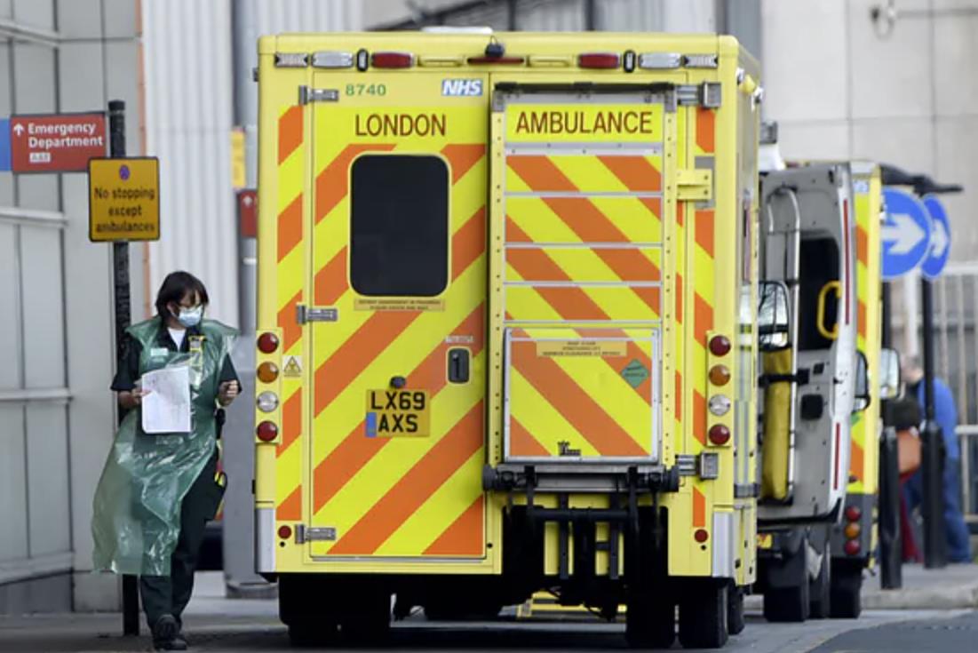 Co 30 sekund do szpitali w Anglii jest przyjmowany pacjent chory na Covid-19