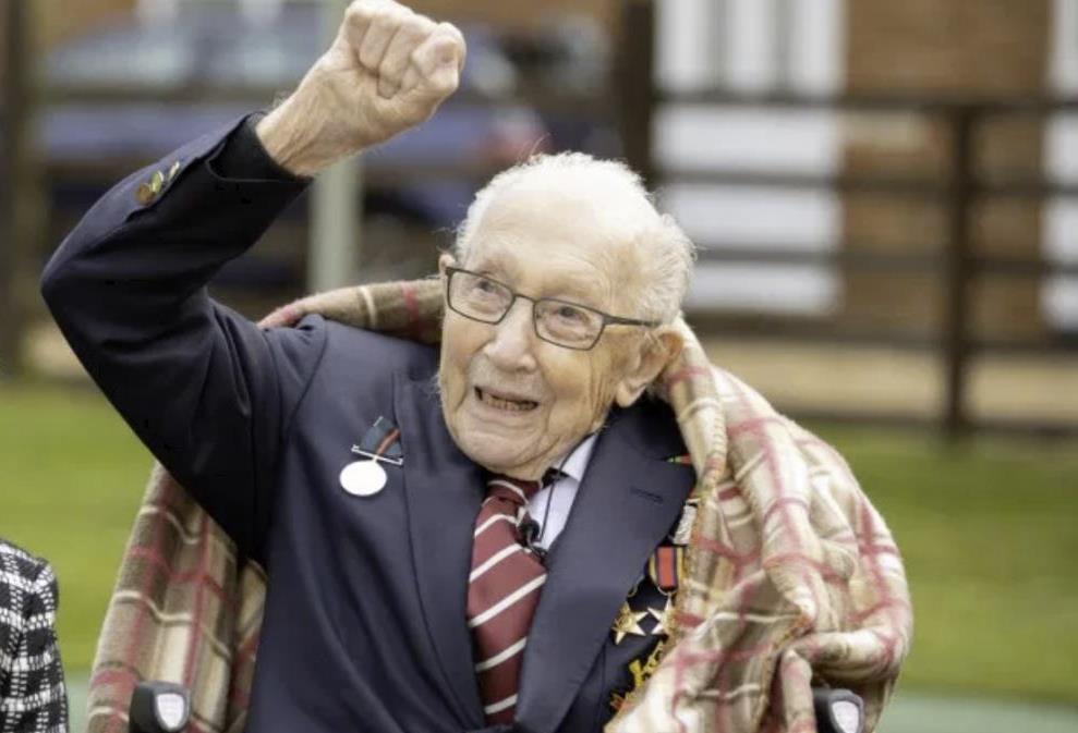 Weteran, który zebrał prawie 33 mln, by wesprzeć lekarzy, w szpitalu z koronawirusem