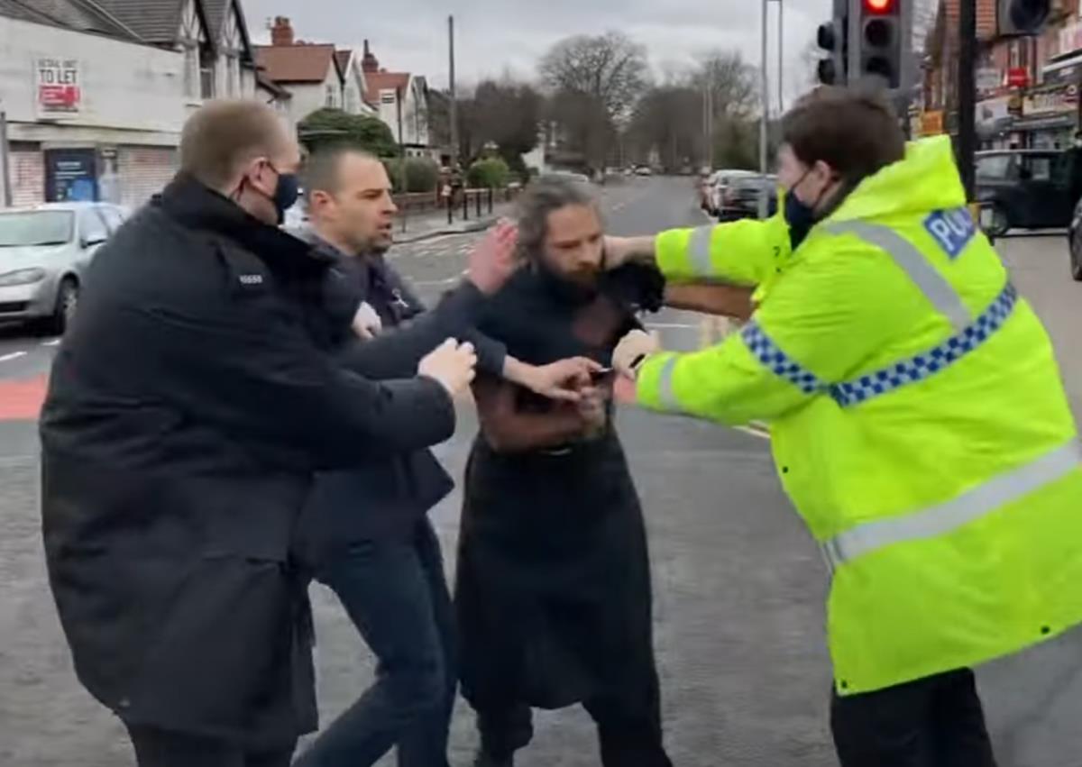 Polak otworzył restaurację mimo zakazu. Podczas szarpaniny z policjantem, został uderzony w twarz