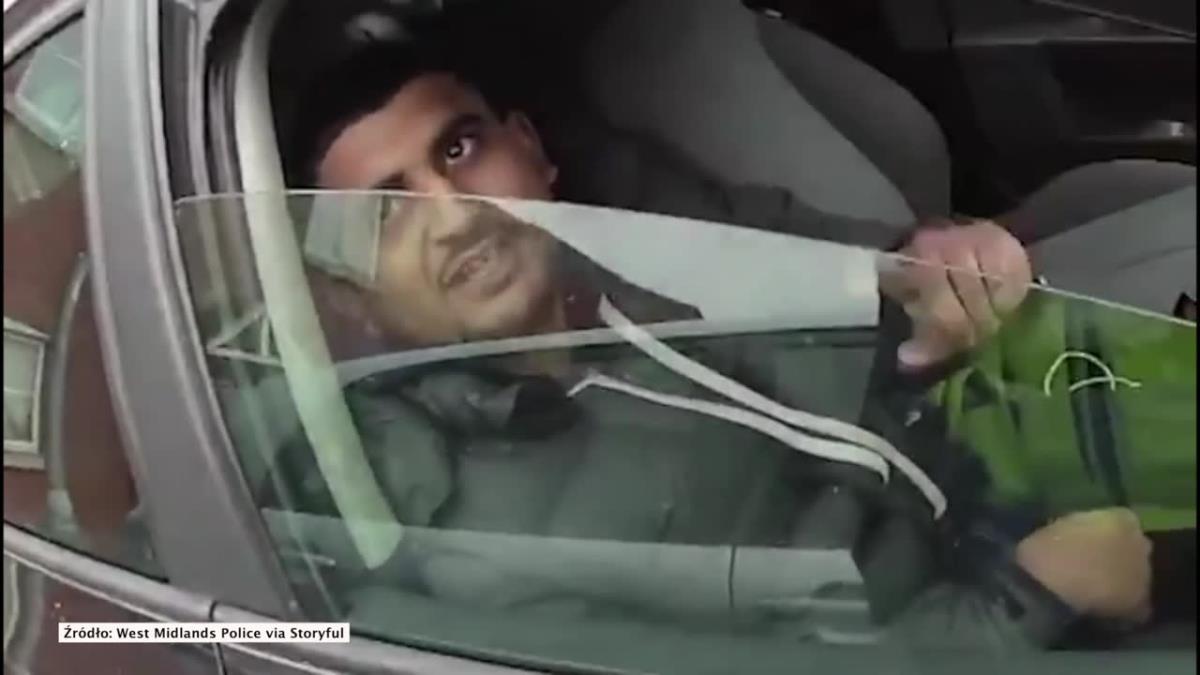Policjant nakrył go, gdy palił marihuanę w samochodzie. Zaczął uciekać i ciągnął funkcjonariusza za autem