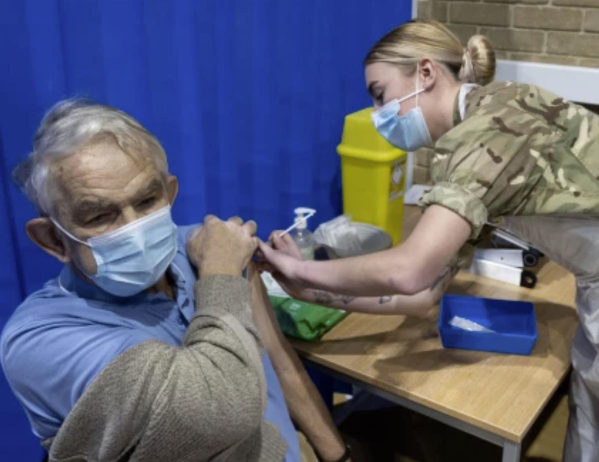 Tylko jedna na sto osób odmówiła szczepienia przeciw Covid w UK