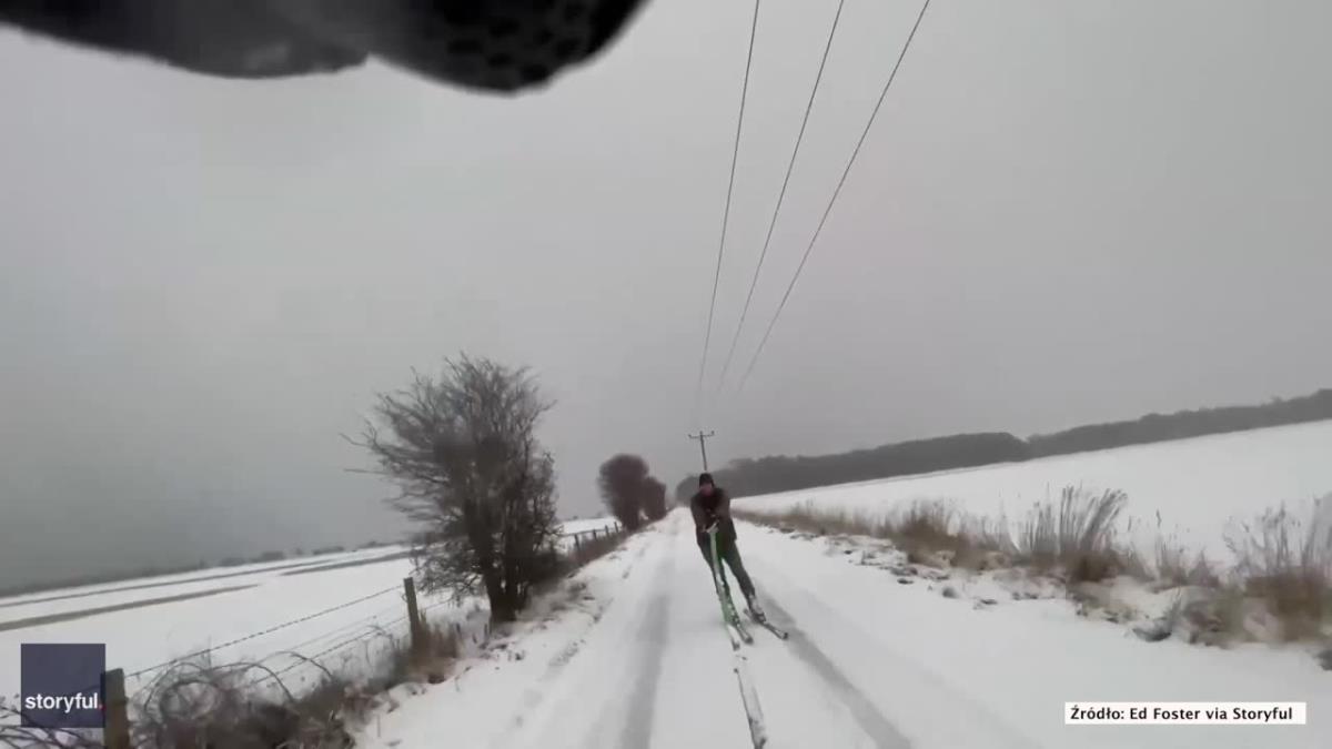 Ryzykowna zabawa na nartach. Jechał za SUV-em, wylądował w rowie