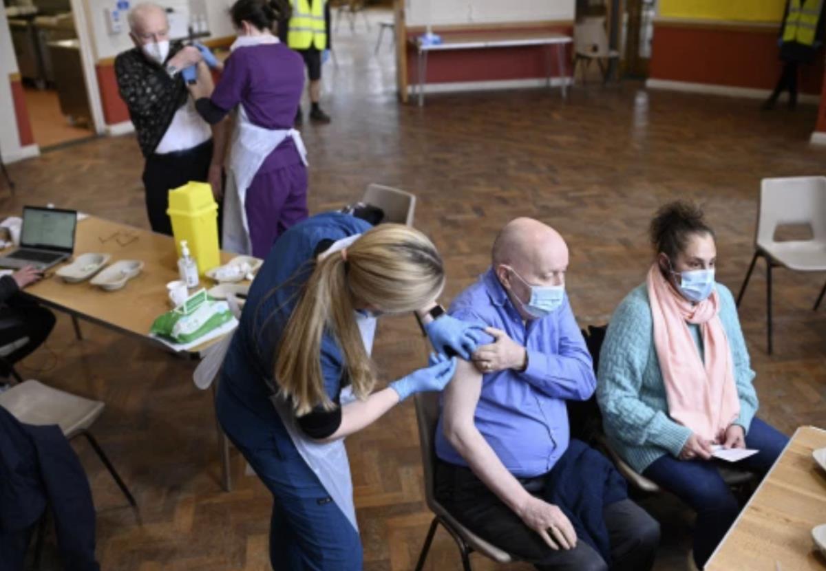 Ponad 18 mln osób w UK otrzymało pierwszą dawkę szczepionki przeciw Covid-19