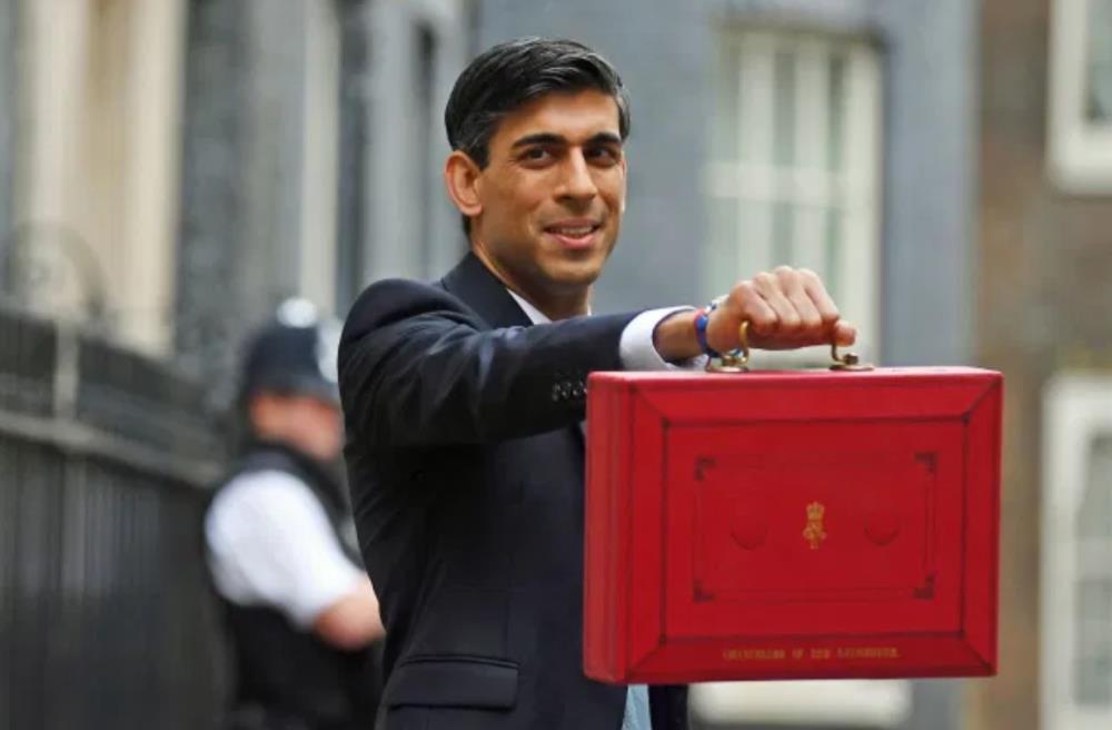 £150 dla każdego dorosłego, Eat Out to Help Out. W przyszłym tygodniu Sunak przedstawi plan uzdrowienia gospodarki