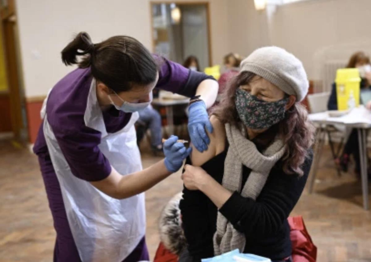 W Wielkiej Brytanii zaszczepiono już ponad 20 milionów osób