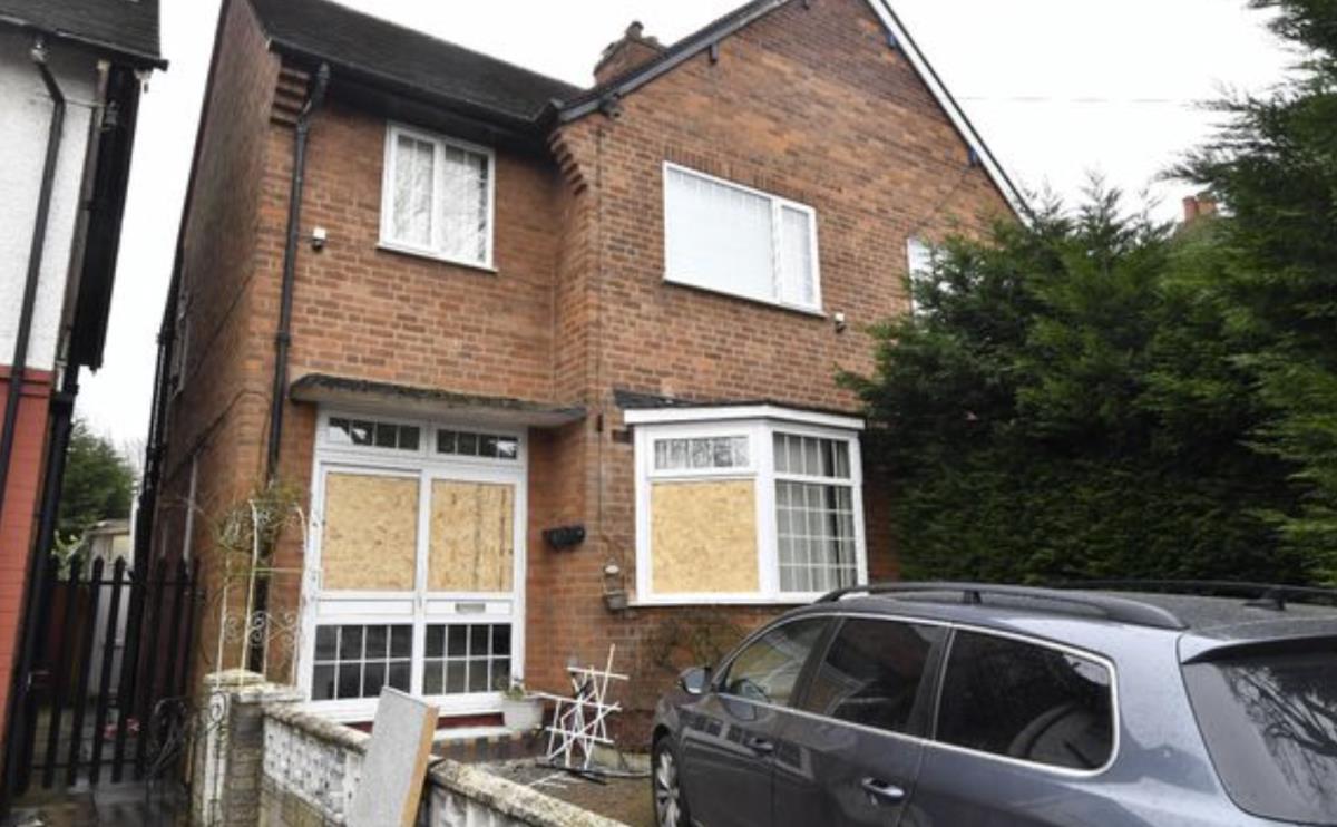 „Myśleliśmy, że umrzemy”. Dom ostrzelany przez gang ze strzelbami. W środku spały dzieci