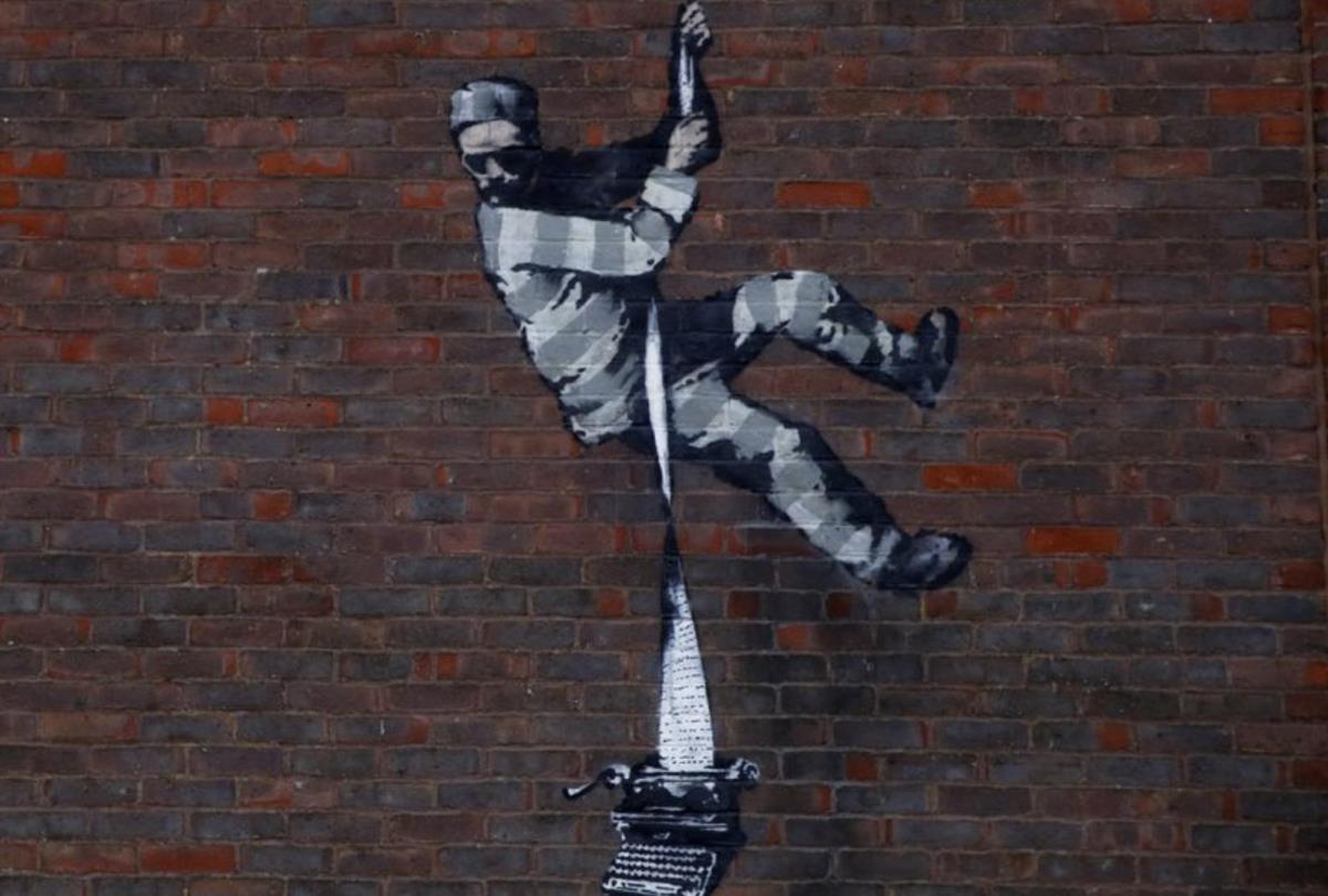 Najnowsze dzieło Banksy’ego na murze więzienia. Przedstawia uciekającego osadzonego