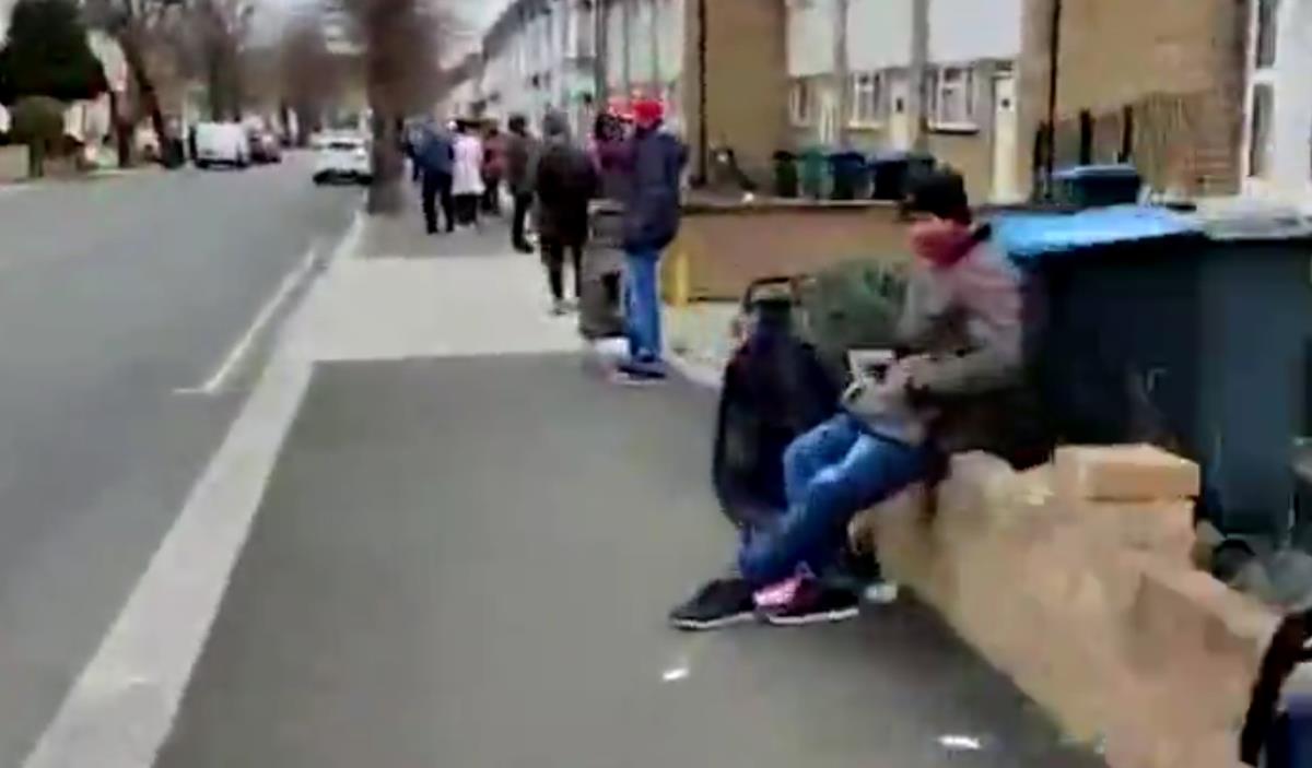 Setki osób czekają w ponad milowej kolejce, aby uzyskać pomoc z banku żywności w Londynie