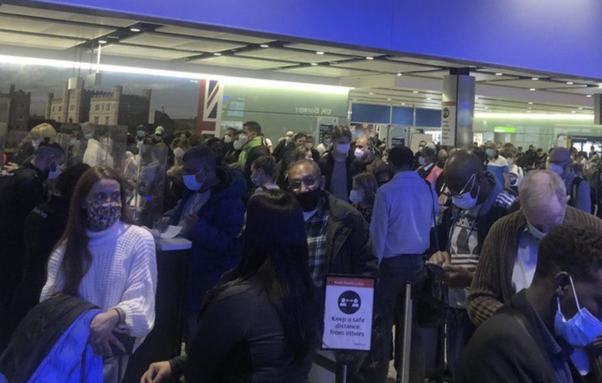 Sześciogodzinne kolejki na Heathrow z powodu kontroli COVID-19