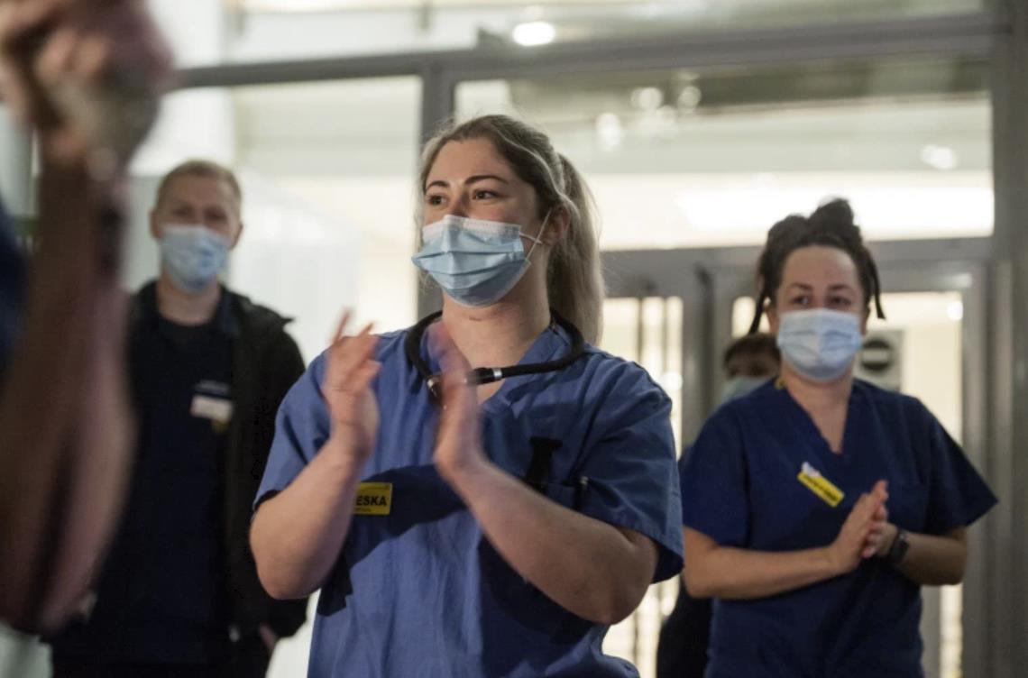 Powolne oklaski w proteście przeciwko 1-procentowej podwyżce płac dla pracowników NHS