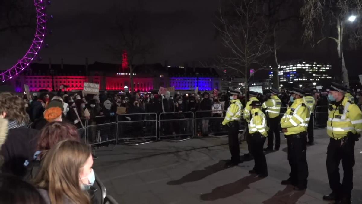 „Aresztujcie swoich”. W Londynie odbył się protest pod Scotland Yardem po śmierci Sary Everard