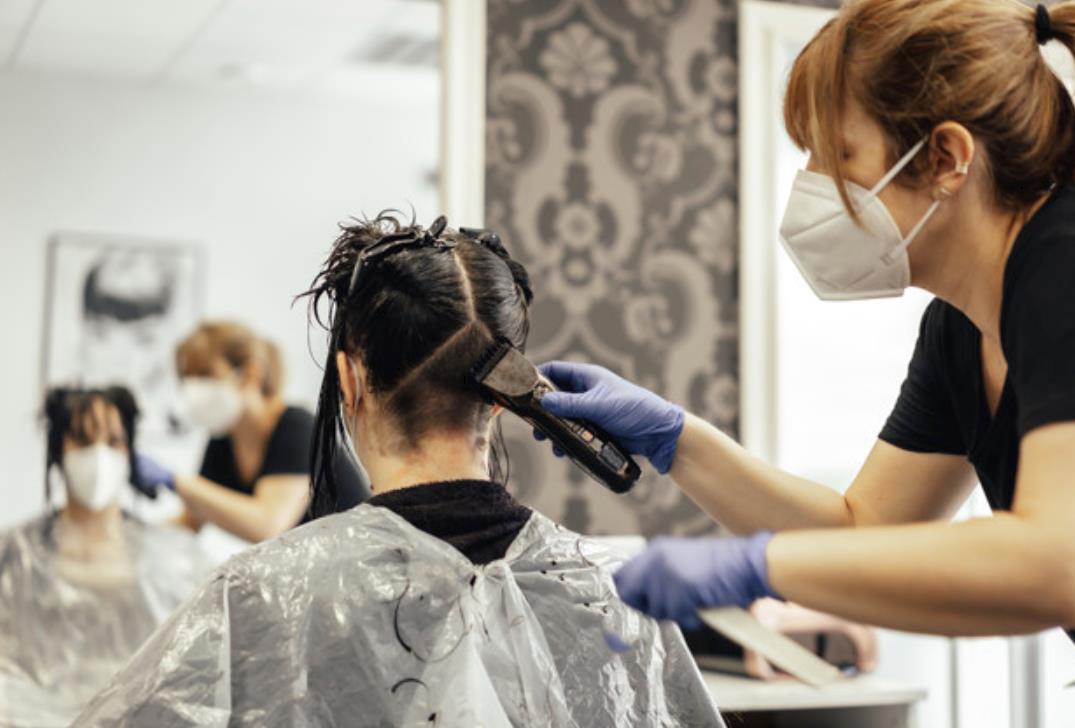 Otwarte salony fryzjerskie i powrót dzieci do szkół w Walii