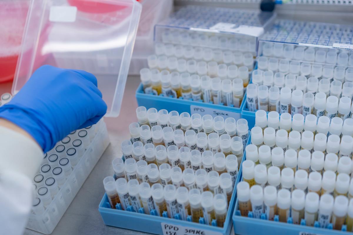 Zawieszenie szczepień AstraZenecą to decyzja polityczna, twierdzi Szef Włoskiej Agencji Leków