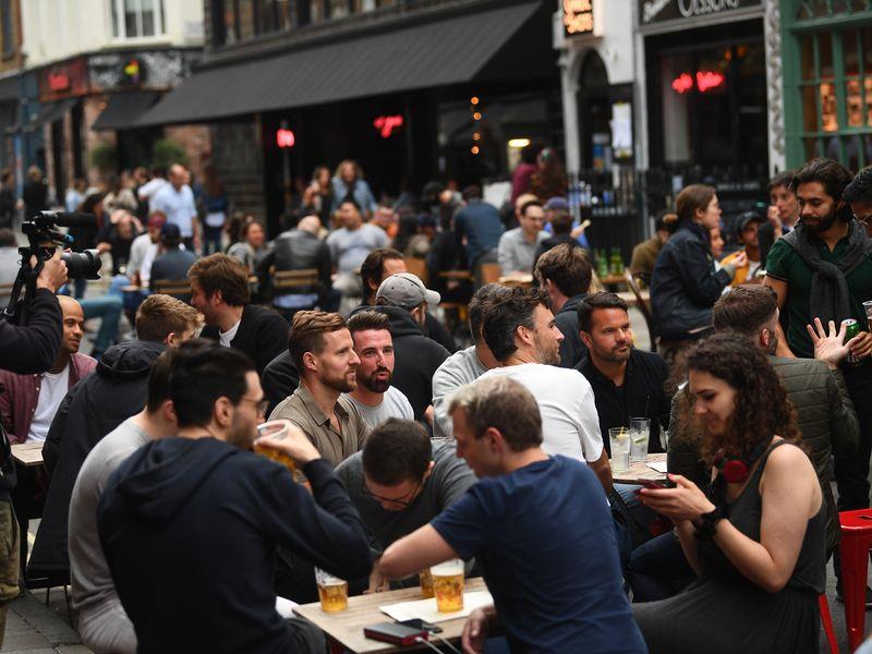 Brytyjczycy są „zdesperowani”, puby mają już rezerwacje na kilka tygodni