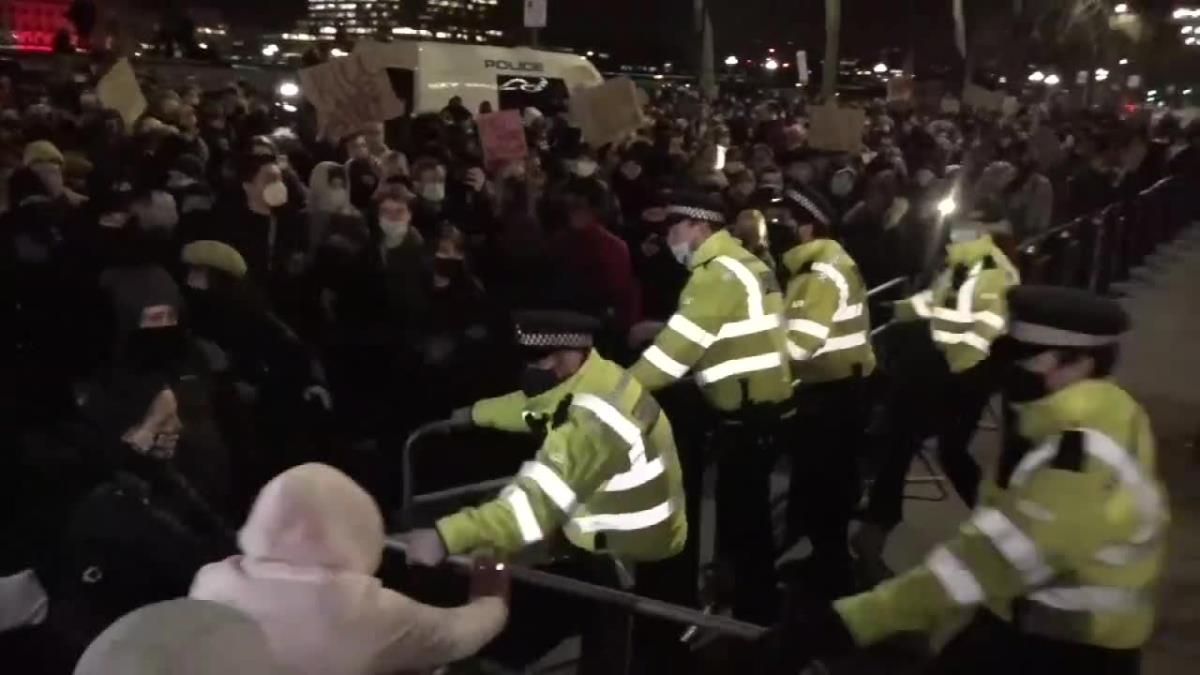 Kolejna noc protestów w centrum Londynu. Doszło do przepychanek z policją