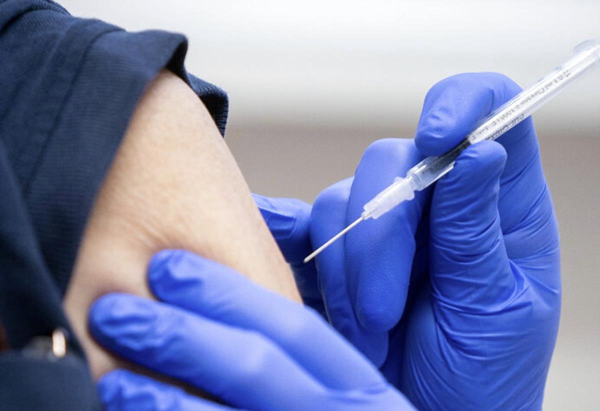 Brytyjczycy odwołują wizyty na szczepienie z powodu blokowania szczepionek AstraZeneca w UE