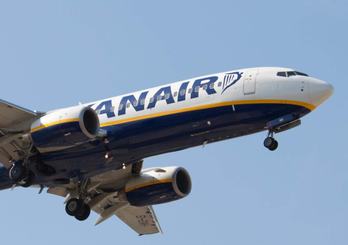 Pijany Polak wywołał awanturę na pokładzie Ryanaira. Mężczyzna nie chciał założyć maski