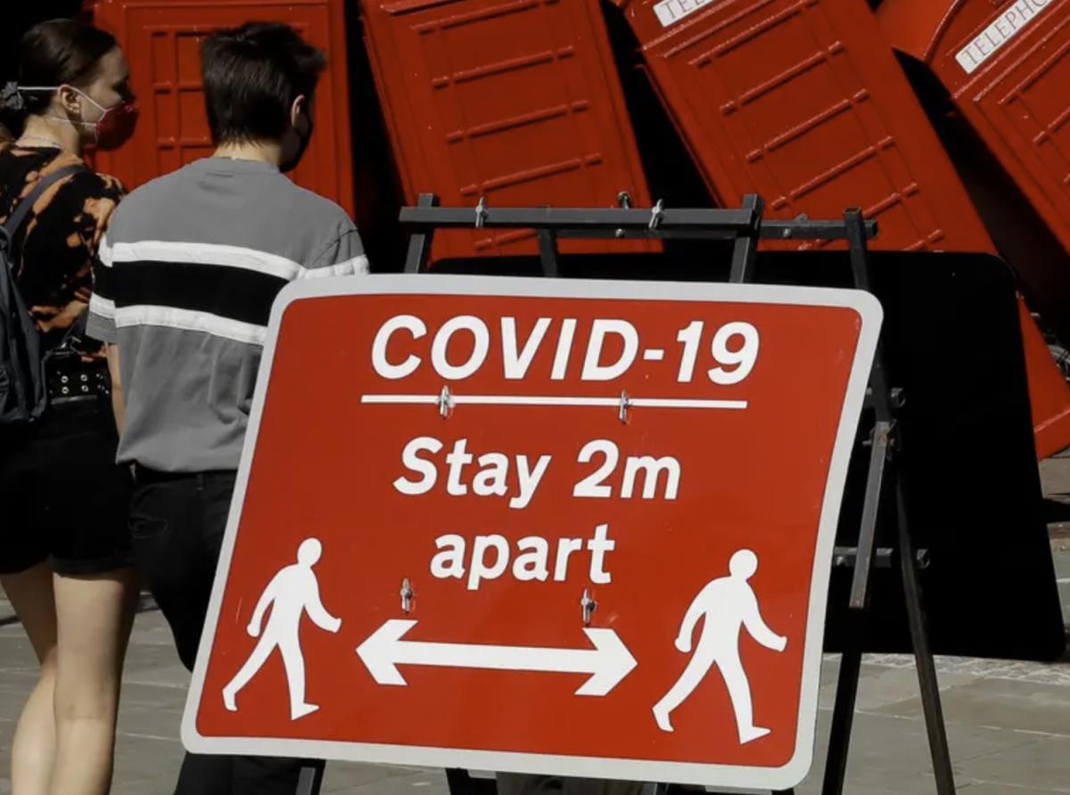 Wskaźnik R w Wielkiej Brytanii nieznacznie wzrósł, ale pozostaje poniżej 1