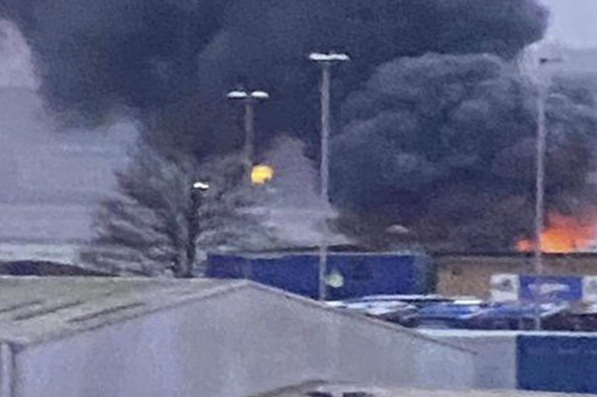 Ogromny  pożar na złomowisku w Aston