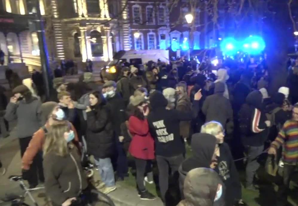 Kolejna noc protestów przeciwko planowanej ustawie o policji w Bristolu. Zatrzymano 14 osób