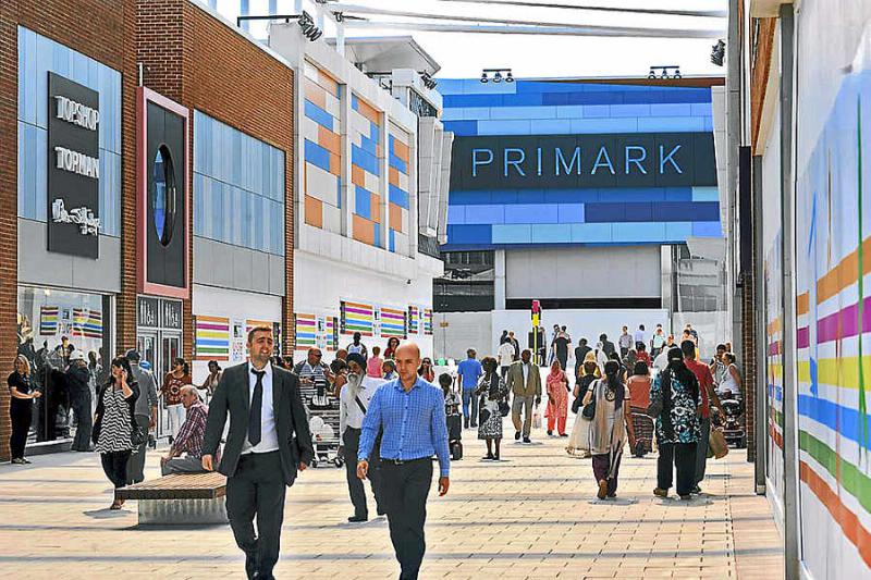 Tysiące kupujących w nowym centrum handlowym w West Bromwich